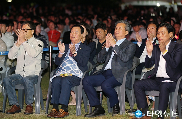 ‘국화음악회’에 참석한 이석봉·송봉식·정용래·조승래