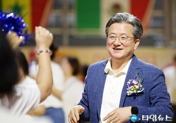 보육인들과 인사 나누는 정용래 유성구청장