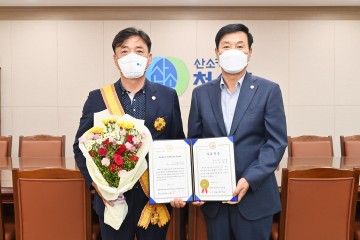 윤경희 청송군수, 세계자유민주연맹 자유장 수상