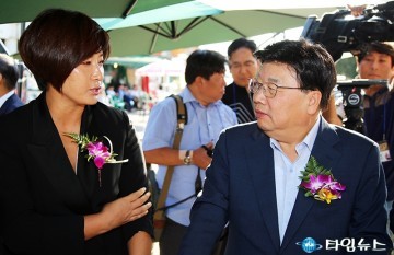 대화하는 박세리 전 골프선수와 권선택 대전시장