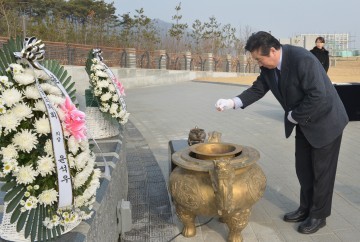 충남도의회, 정유년 새해 맞아 충혼탑 참배