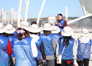 대전 서구 갑천서 100명 환경정화…서철모 서구청장·바르게살기 서구협의회 동참