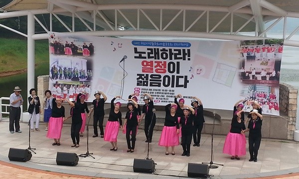 군산시 흥남동 노래교실, 은파수변무대에서 공연 
