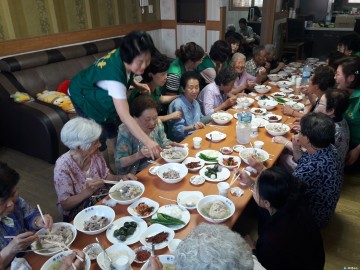 충주시 어르신들 삼계탕 드시고 힘내세요!