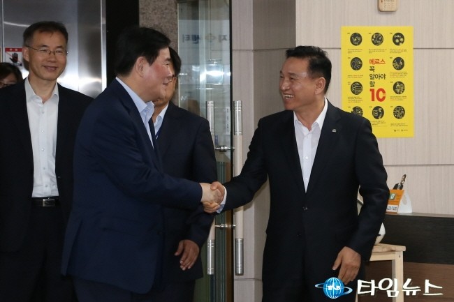 최경환 부총리겸 기획재정 장관, 천안고용복지센터 방문 