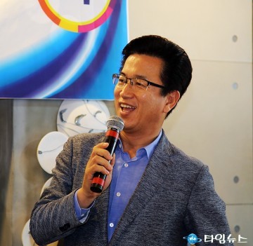 덕담하는 허태정 유성구청장