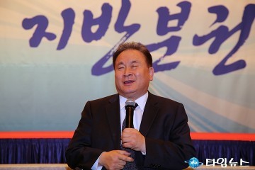 인사하는 이상민 국회의원
