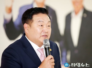 당원협의회 당원연수에서 인사말 하는 송인석 대전시의회 의원