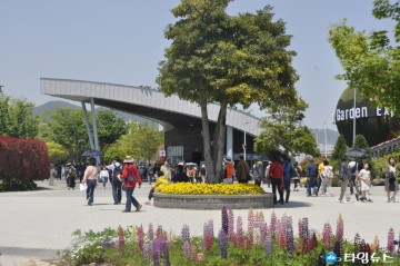 [포토] 근로자의 날을 맞이해 2023 순천만국제정원박람회 '북적'   