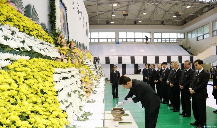 권영진 대구시장 및 시청 간부 김영삼 전대통령 분향소 조문