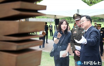 ‘호국영웅비’ 설명하는 이장우 대전시장
