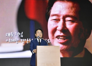 강기정 광주시장, 김대중 전 대통령 서거 14주기 추도식 참석