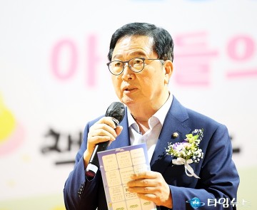 보육인 체육대회에서 격려사 하는 장종태 국회의원