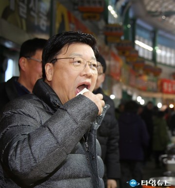 권선택 대전시장, 떡 맛있네!