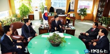새해 인사 나누는 김경훈·한현택·장종태·허태정·박수범