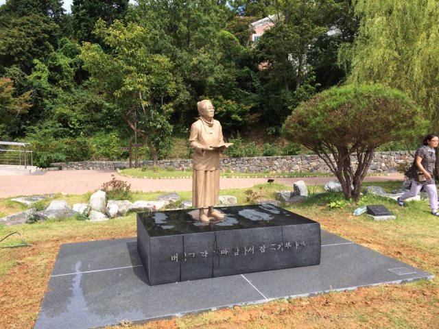 흙과 생명의 작가 박경리선생 동상 제막식
