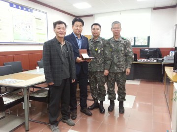 이성호 충주시 문화동장, 제37보병사단장 감사패 받아