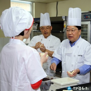 권선택 대전시장, 장애인 일터에서 빵 만들기!