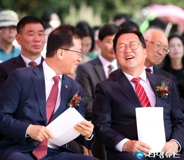 ‘유교전통의례관’ 개관식에서 파안대소 하는 이장우 대전시장과 조원휘 대전시의회 의장