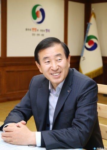충주시, ㈜대현하이텍서 여성친화기업 현판식