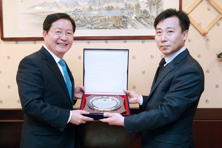 장종태 서구청장, 둔산동 크로바아파트 단지 상가번영회로 부터 감사패 받아!