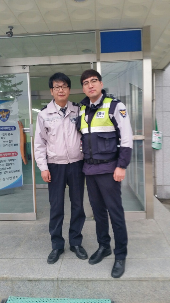 다급한 주민을 돕는 음성 경찰의 손길에 칭찬 일색