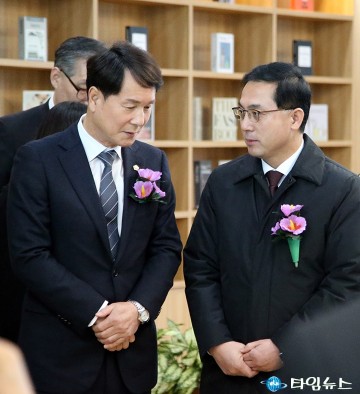 3‧1절 기념식에서 대화 나누는 이상래 대전시의회 의장과 박희조 동구청장