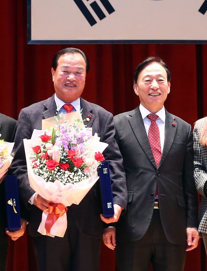 대전 유성구의회 송봉식 부의장, 대전시교육청 교육발전공로 감사패 수상