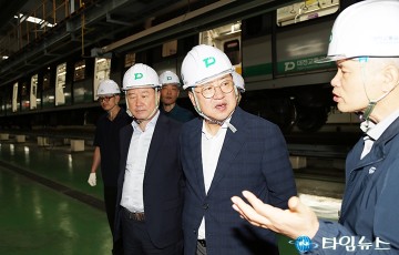 추석 연휴 첫날 도시철도 안전점검 하는 이장우 대전시장