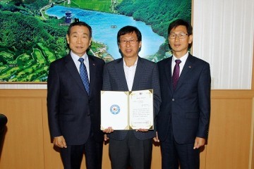 김운기 정읍시연지동장, 시민장학재단에 200만 원 기탁