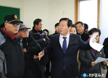 주민에게 사업 설명하는 장종태 서구청장