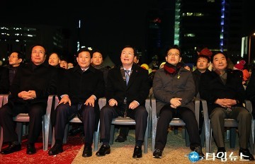 ‘제야의 종 타종식’에 참여한 한현택·박용갑·장종태·허태정·박수범 구청장