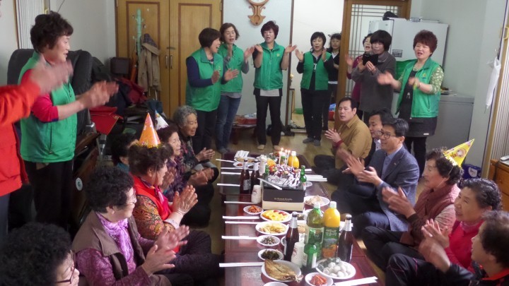 현풍면 새마을부녀회 홀로사는 30여명 어르신께 올리는 따뜻한 생일상 