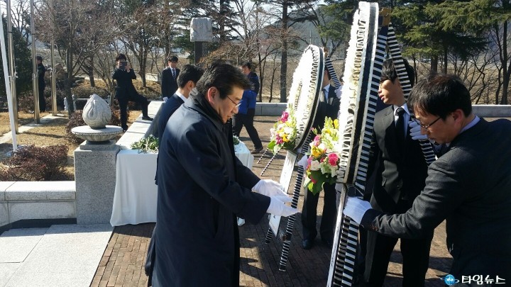 강석호 후보, 3․1절 독립만세기념탑에 참배