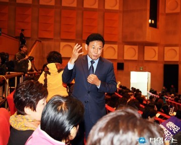 지방분권에 대해 설명하는 박용갑 중구청장