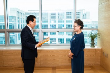 김영록 전남도지사, 대명 박춘희 회장에게 감사패 전달