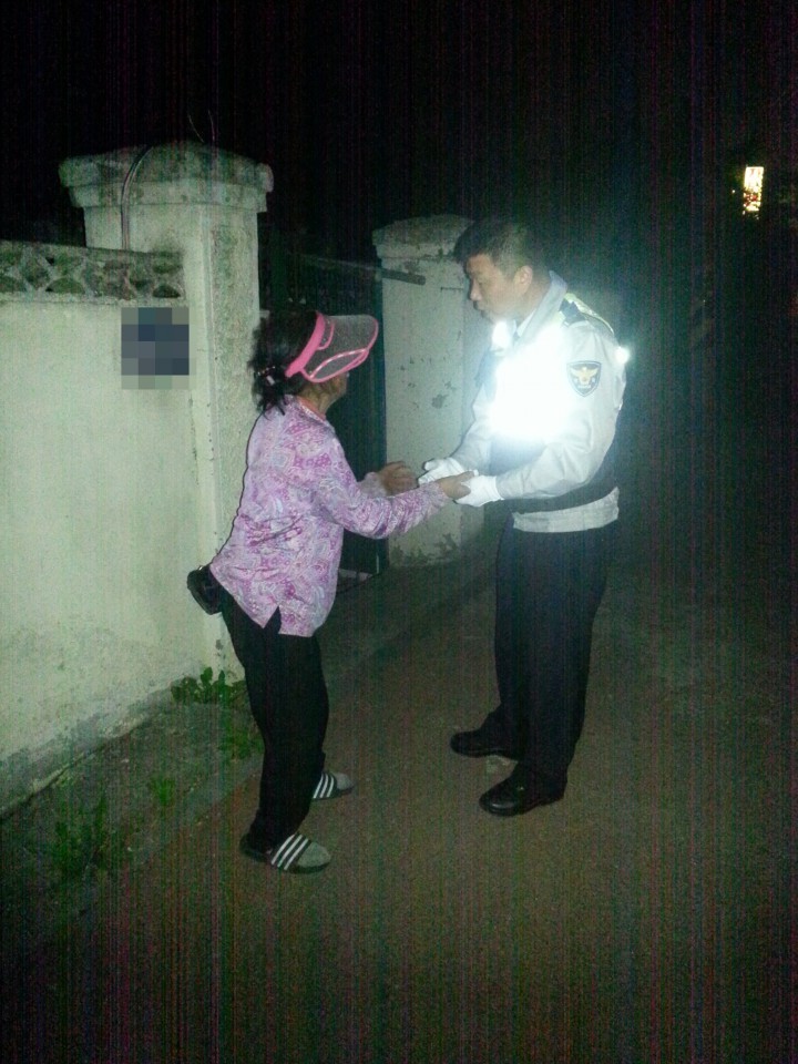 술에 취해 쓰러진 할머니의 손수레를 끌어준 고마운 경찰관