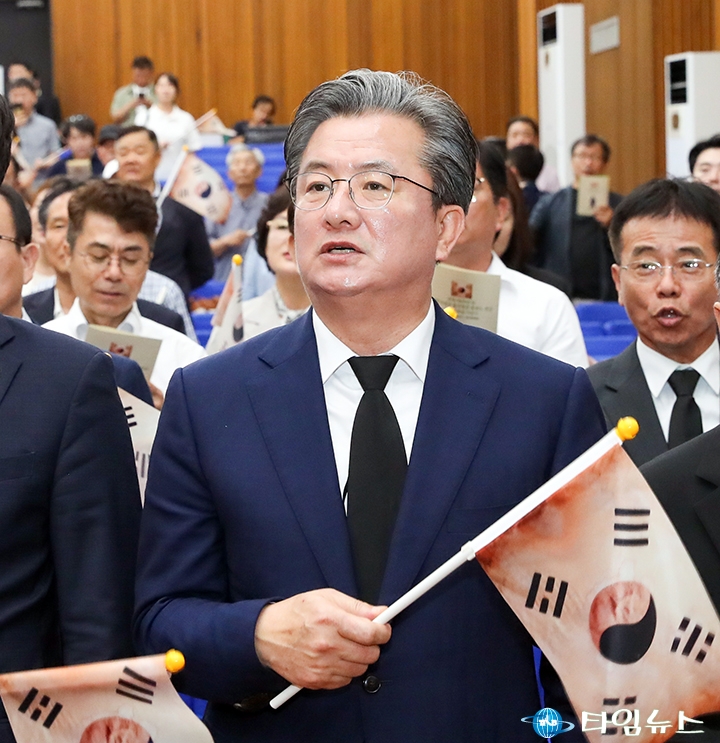 홍범도 장군 귀환 3주년 기념식에 참석한 정용래 유성구청장