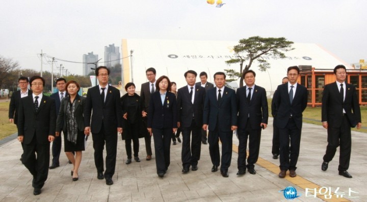 경기도의회, 새정치민주연합 의원 세월호 참사 1주기 합동 참배