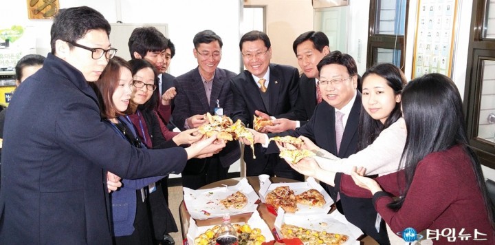 피자로 건배하는 권선택 대전시장!