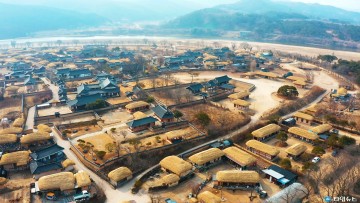 [포토뉴스] 하회마을 양진당 솟을대문 아래서 '점프샷'