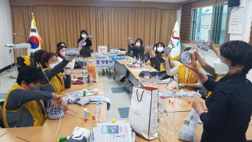 취약계층을 위한 신문지 공예 자원봉사 펼치는 서산시