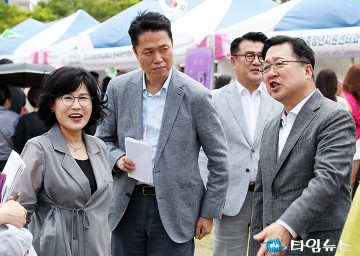 ‘세계인 어울림 축제’에서 대화 나누는 김인식 대전시사회서비스원 원장과 이장우 대전시장