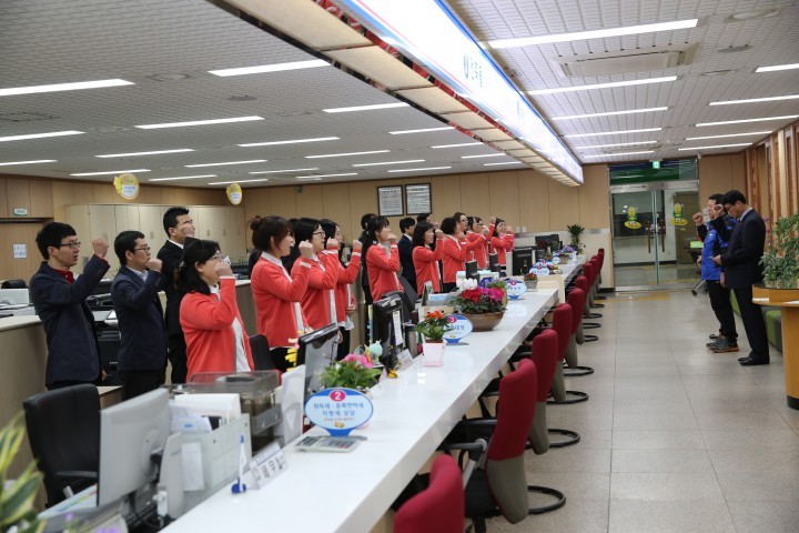 화사한 근무복으로 봄소식 전해요!!