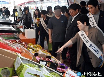 “민생은 정치의 책무”…박정현 의원, 대덕구 전통시장 찾아 상인 격려