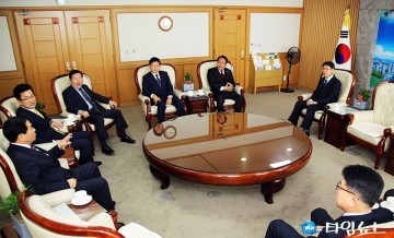 새해 덕담 나누는 이재관·한현택·박용갑·장종태·허태정·박수범
