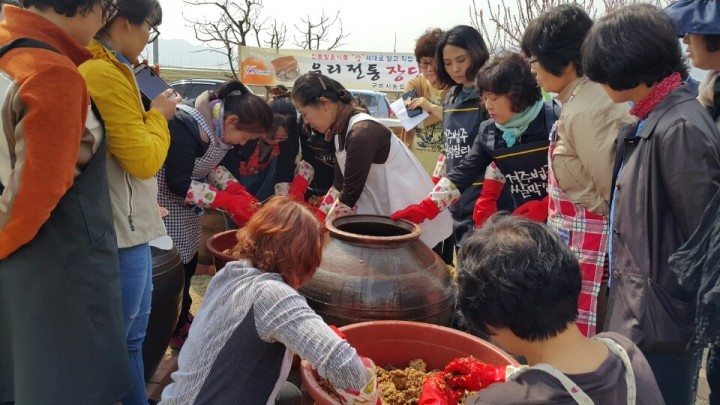 구미시농업기술센터 살림 9단의 장담기 완성은 장가르기로