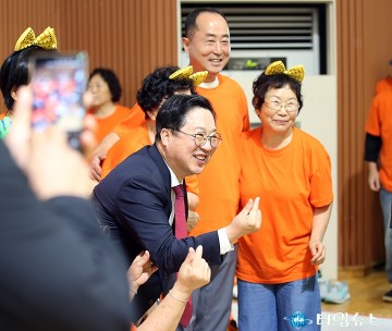 이장우 대전시장, 자원봉사자들과 기념촬영 ‘따뜻한 미소’