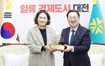 이장우 대전시장 “아이들이 행복한 대전 만들겠다” 감사패 수상