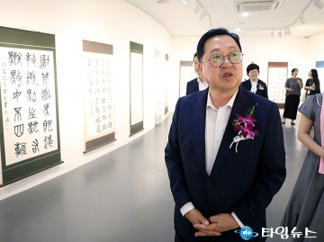 이장우 대전시장, 서예대전 작품 감상…“전통예술의 힘 크다”